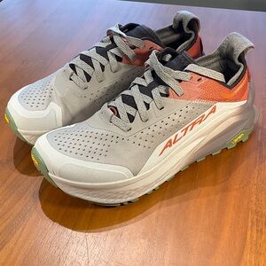 Altra Olympus 6 Trail Shoes in Light Gray and Coral Accent